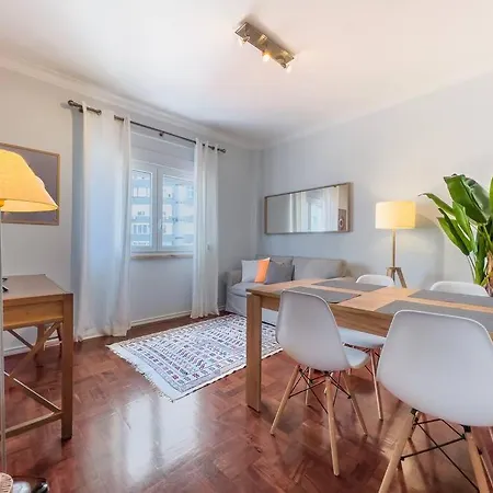 Appartamento Olaias 2bed Near Metro Lisbona